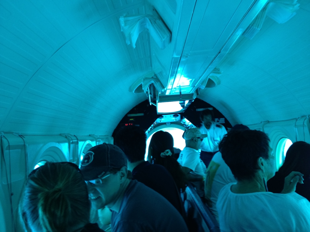 ハワイ オアフ島 観光用潜水艦 「アトランティス」船内