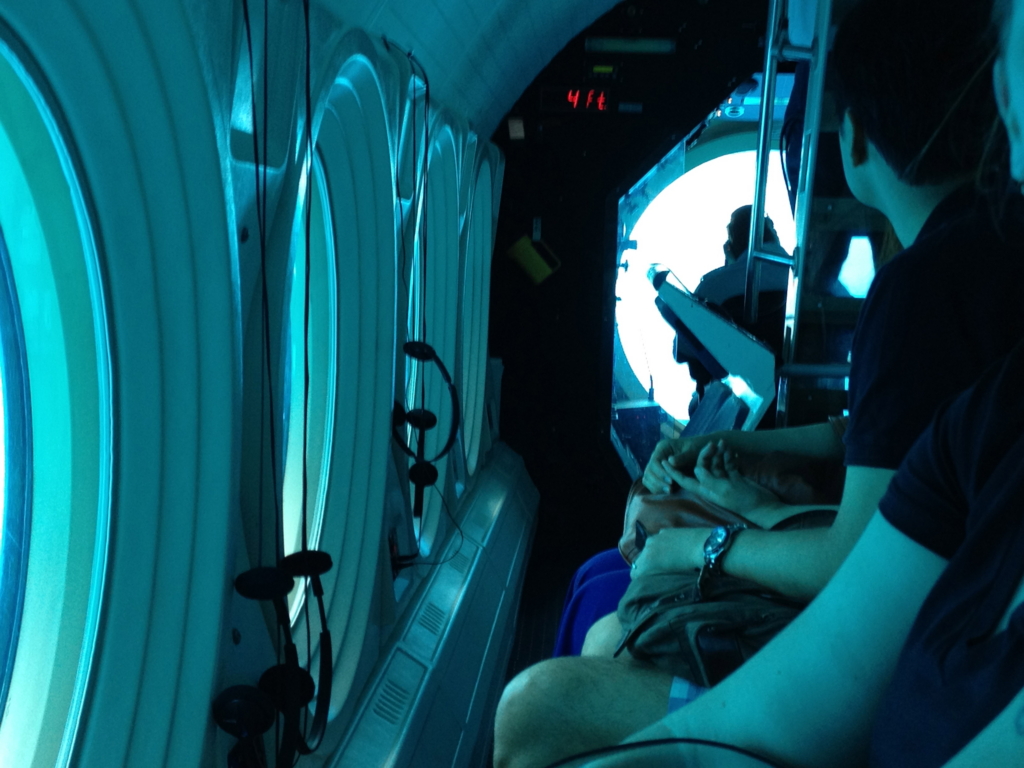 ハワイ オアフ島 観光用潜水艦 「アトランティス」座席