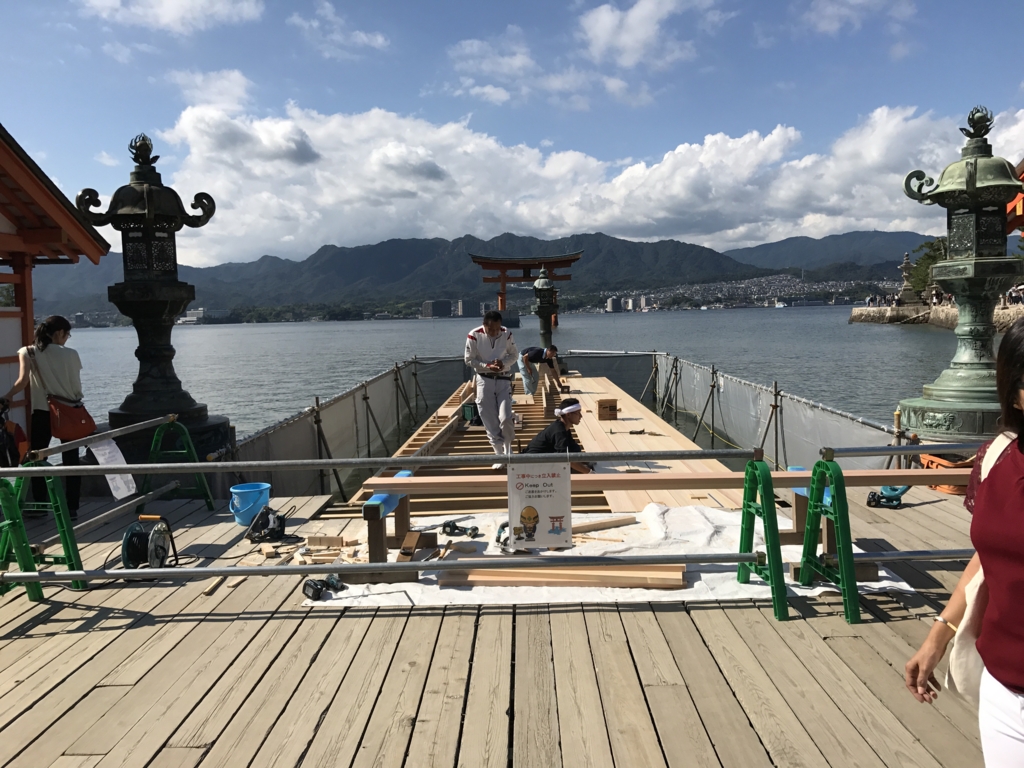 宮島 満潮時の 厳島神社 一番の写真spotでも工事