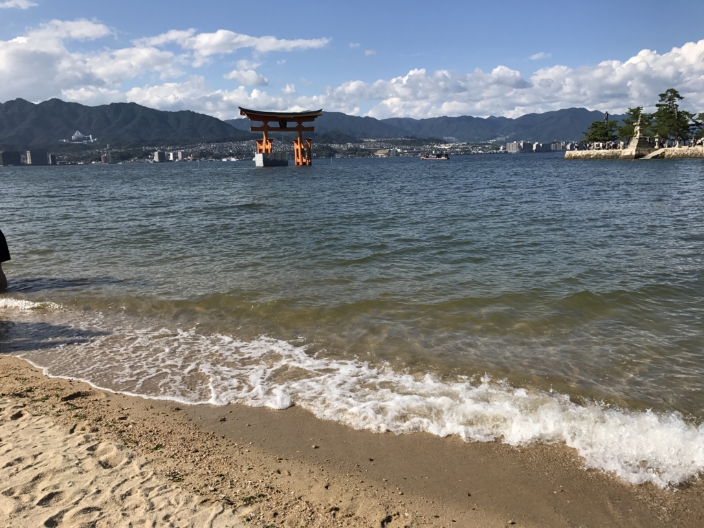 宮島 満潮時の 厳島神社付近 海岸