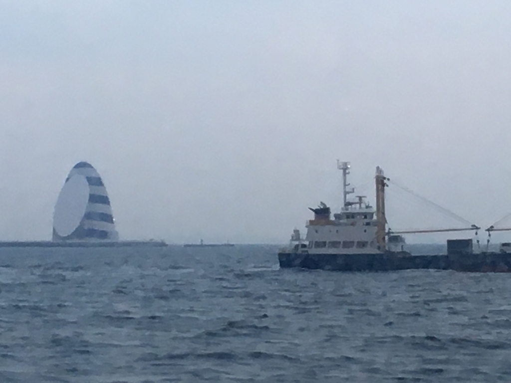 大島-東京 高速ジェット船より 撮影 アクアライン換気口