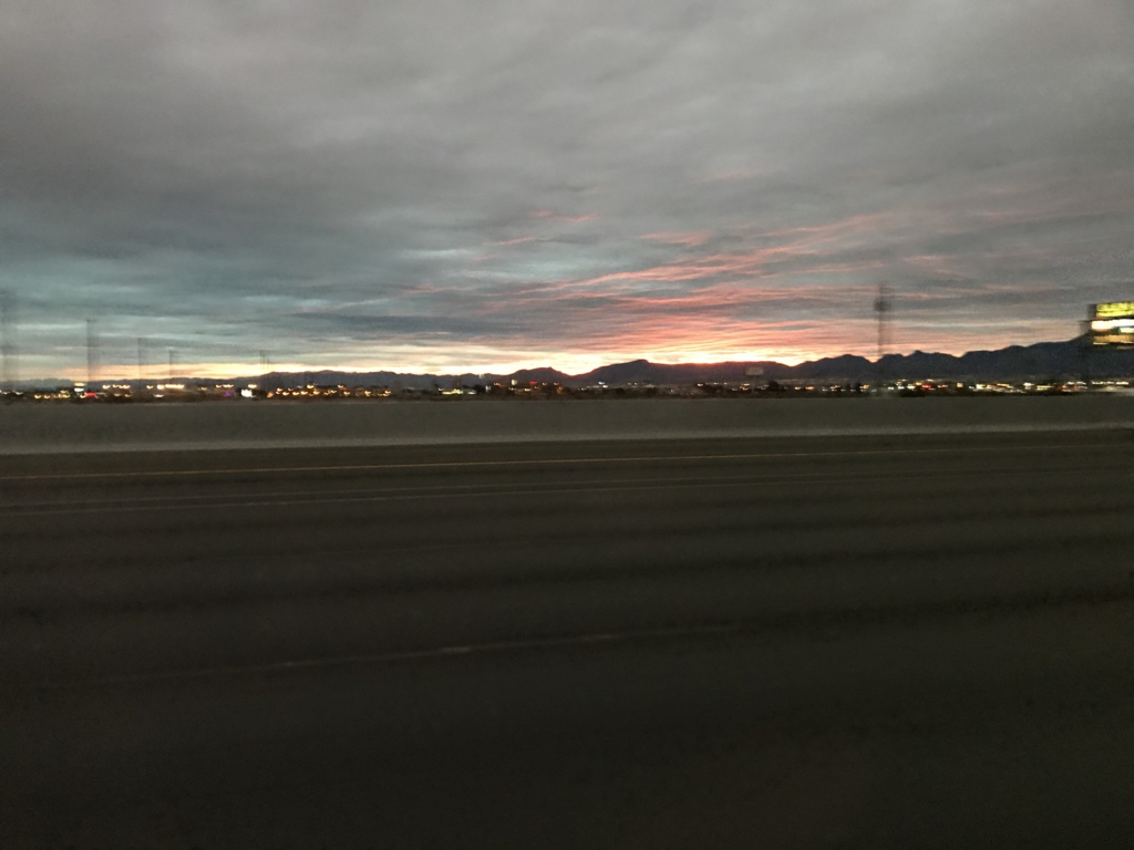 デスバレー国立公園までの車窓の風景 日の出