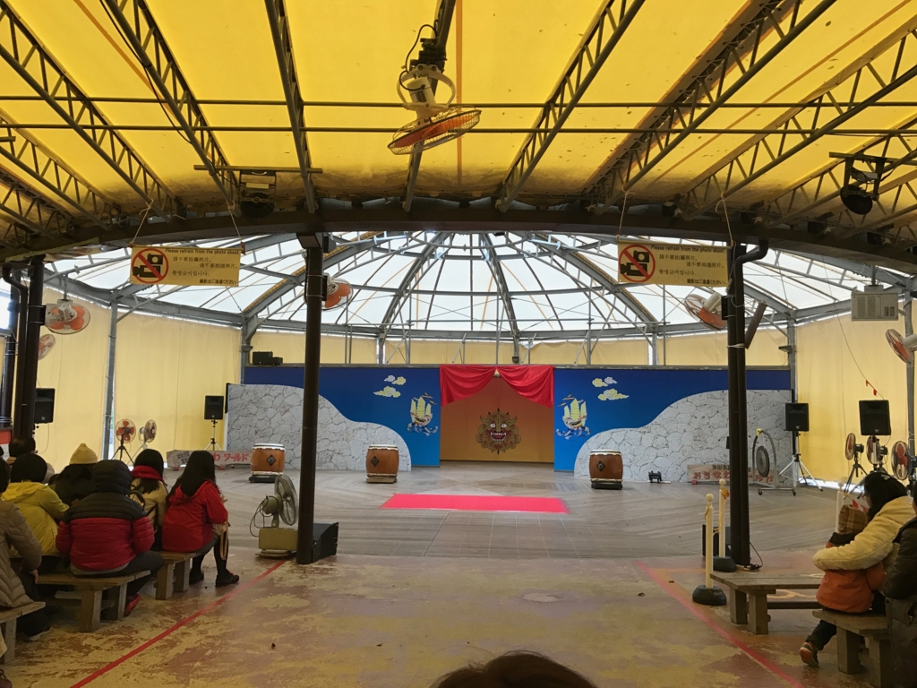 「おきなわワールド」エイサー広場