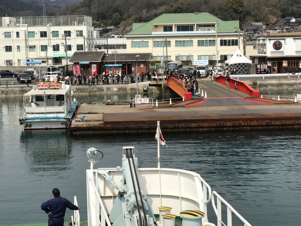 うさぎ島(大久野島)からのフェリー乗船中 忠海港到着 うさぎ島(大久野島)からのフェリー乗船中 忠海港到着