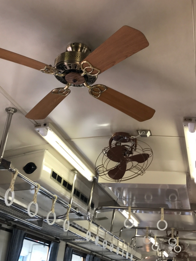 観光快速列車「瀬戸内マリンビュー」自由席車両 天井 観光快速列車「瀬戸内マリンビュー」自由席車両 天井