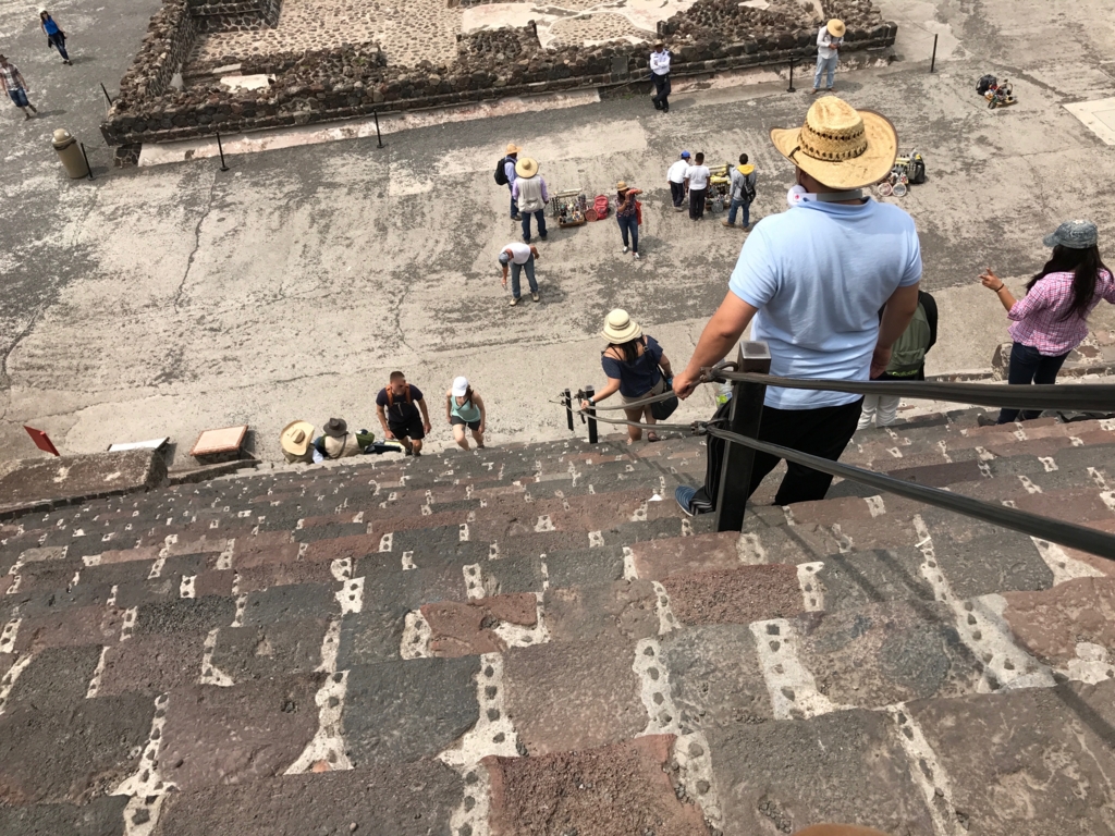 メキシコ テオティワカン遺跡 「月のピラミッド」階段はロープを使って