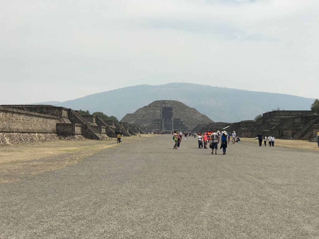 メキシコ テオティワカン遺跡 「月のピラミッド」「太陽のピラミッドピ」から700mの死者の道