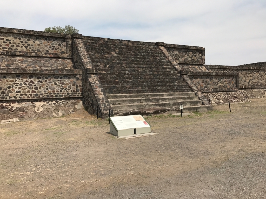 メキシコ テオティワカン遺跡 死者の道 の説明ボード