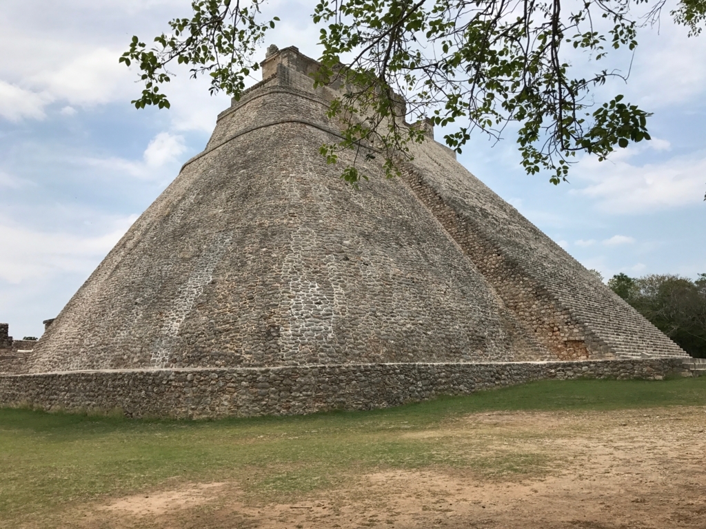 メキシコ ウシュマル遺跡 魔法使いのピラミッド 右側面