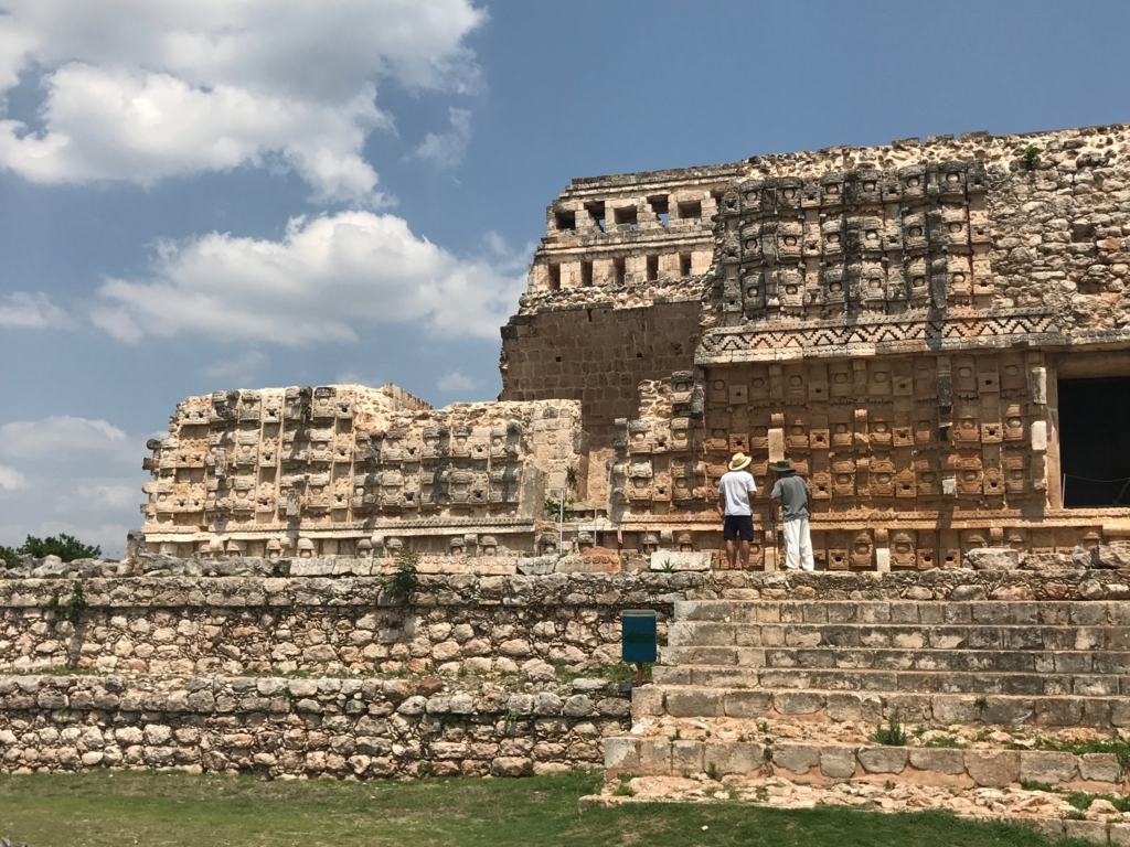 メキシコ カバー遺跡 「コズ・ポープ」(仮面の神殿)壁全面に雨の神