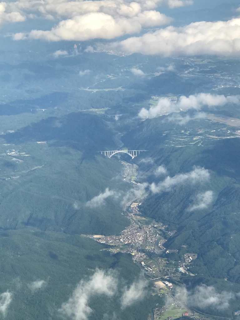 広島空港 ANA680便 離陸直後 窓からの風景 広島空港 ANA680便 離陸直後 窓からの風景