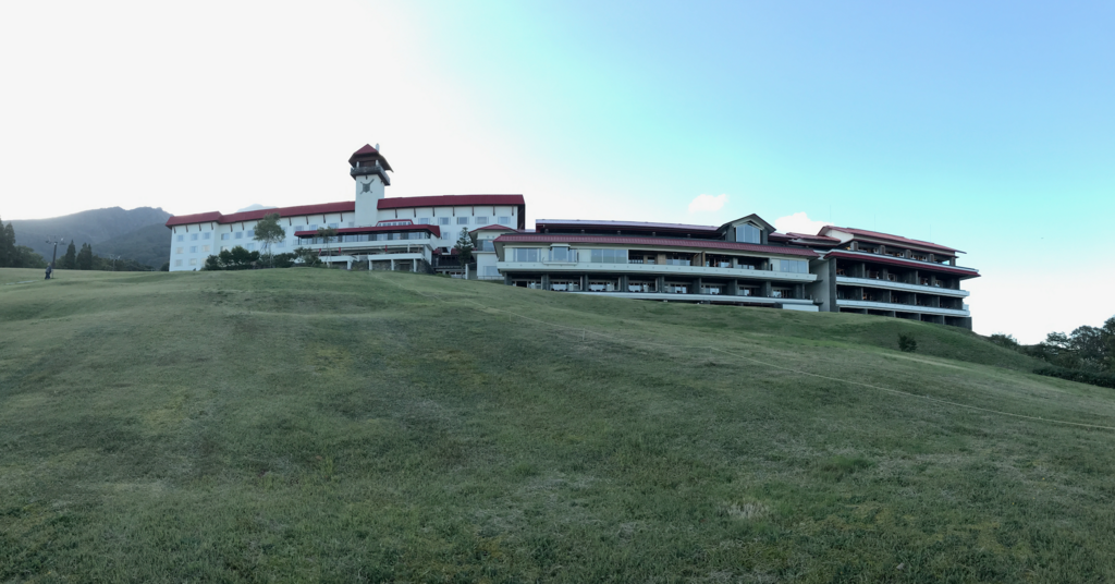 妙高高原 赤倉温泉 「赤倉観光ホテル」野尻湖側広場から