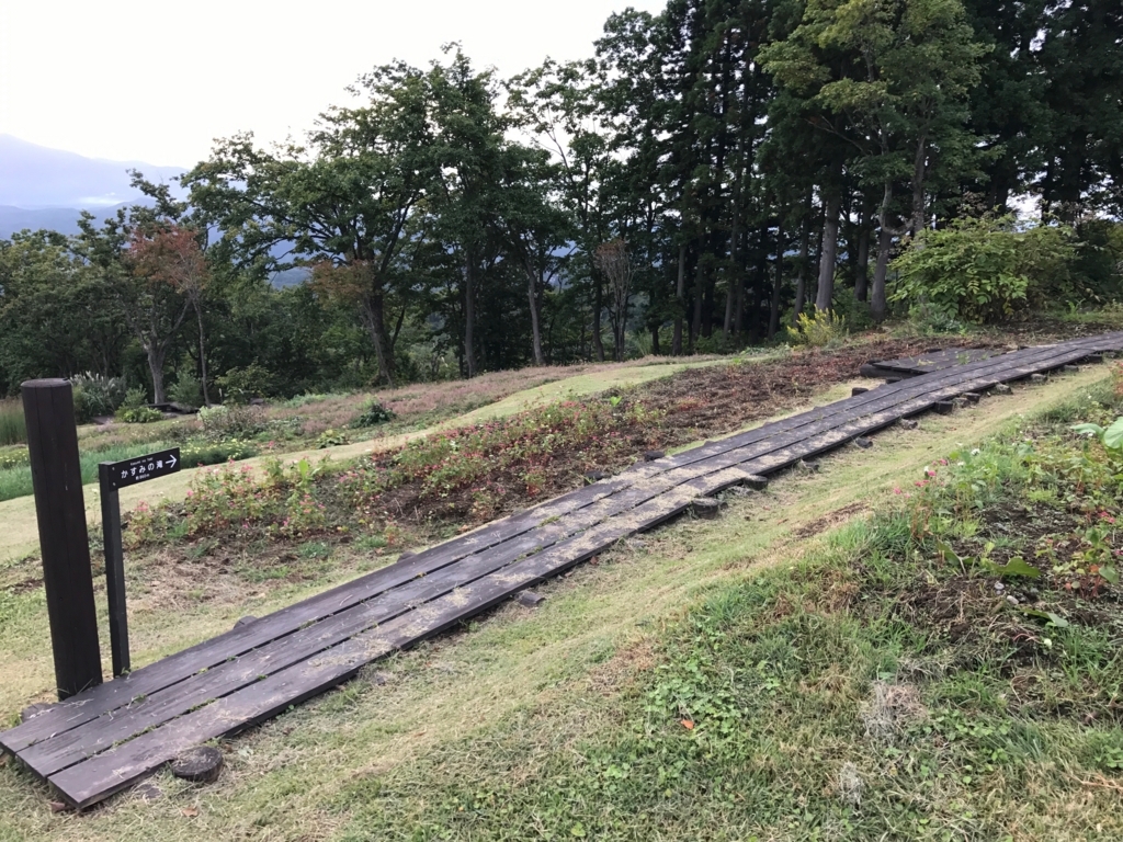 妙高高原 赤倉温泉 「赤倉観光ホテル」野尻湖側 「香澄の滝」への木道