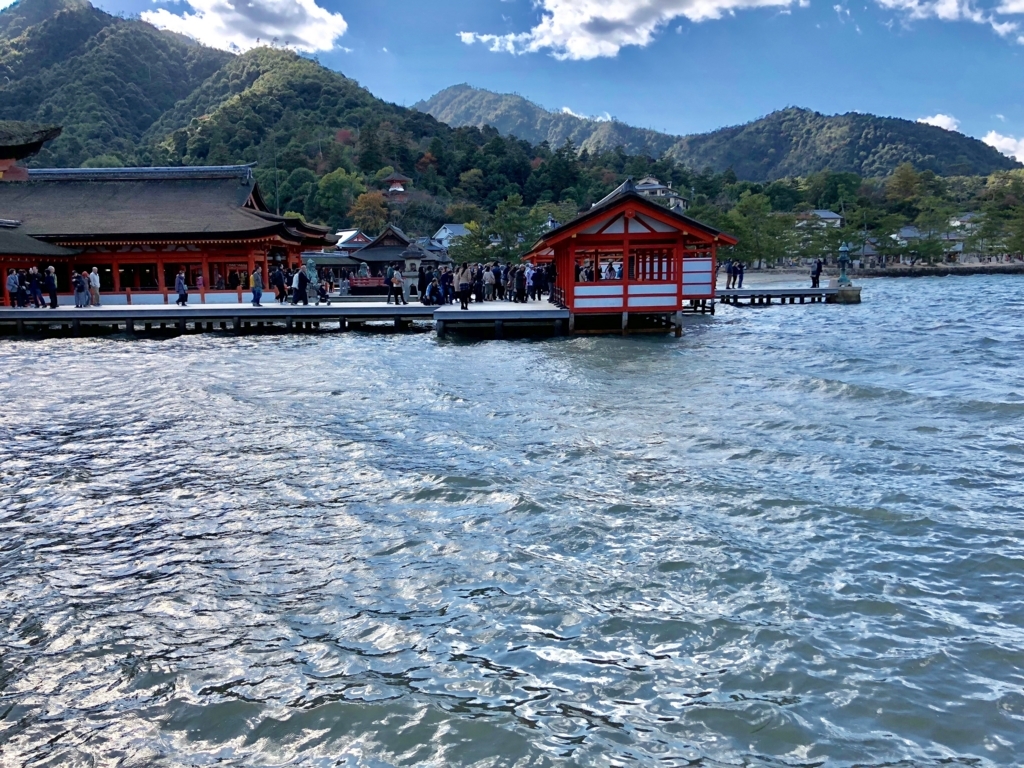 広島県 宮島 厳島神社 満潮時 波のある日