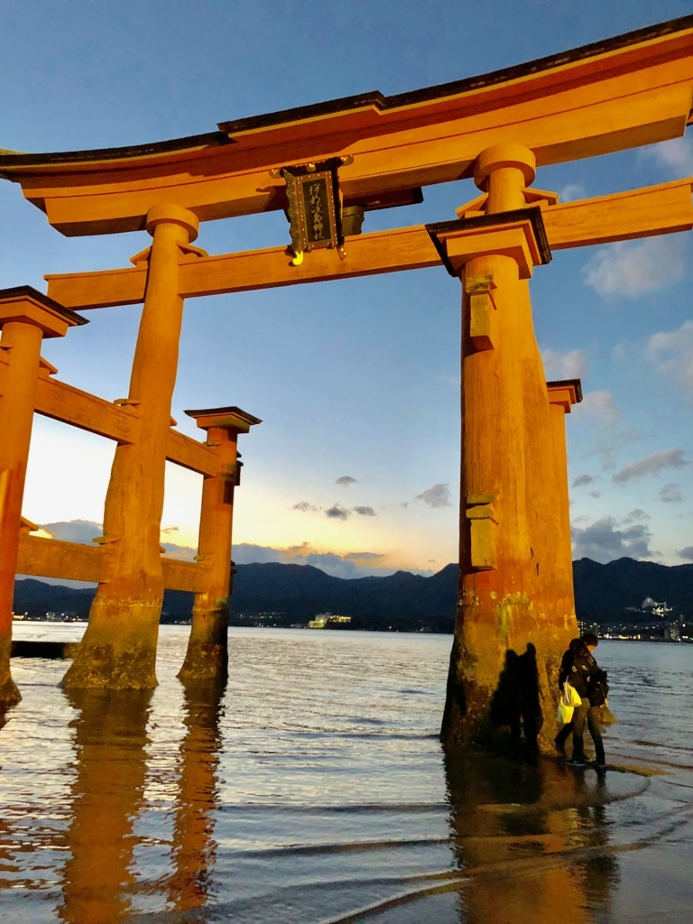 広島県 宮島 干潮131cm 日没後 厳島神社 大鳥居 硬い浜 神秘的な風景 ライトアップで黄色の大鳥居 空飛ぶおばさん旅日記 壱