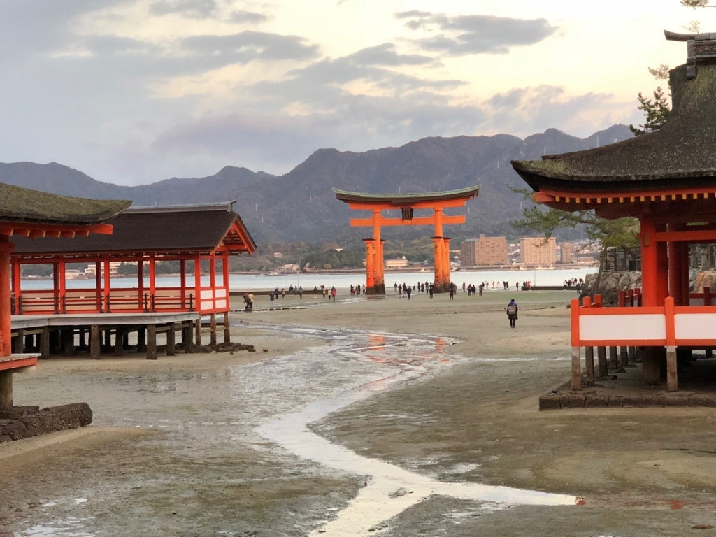広島県 宮島 干潮60cm 日出前 厳島神社 大鳥居 干満の差の激しい瀬戸内海 予想以上に引いた海 空飛ぶおばさん旅日記 壱