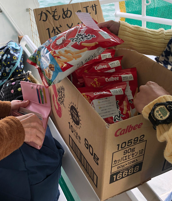 f三原港からうさぎ島へ「ラビットライン」船内ではカモメの餌（エビセン）販売