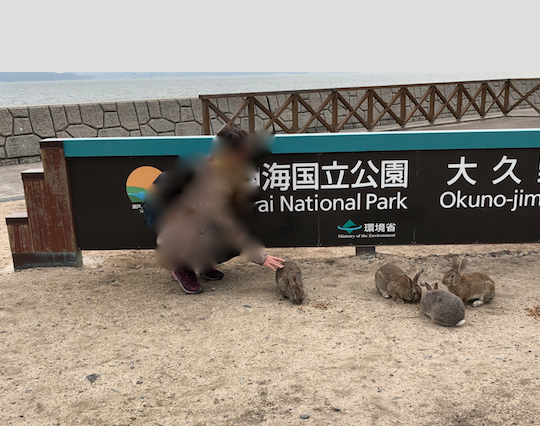 2017年11月連休後半 うさぎ島（大久野島）第２桟橋 パネルの前で記念撮影