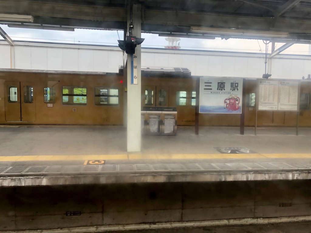 2017年11月三原駅 ホームの たこさん