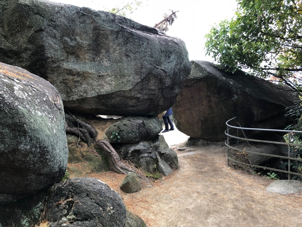 広島県 千光寺公園「文学のこみち」巨石に挟まれた道