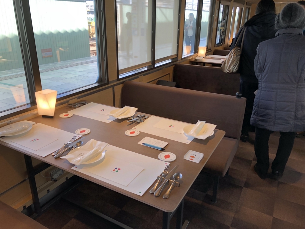 西武鉄道『西武 旅するレストラン「52席の至福」』客車 4人席