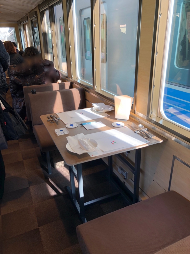 西武鉄道『西武 旅するレストラン「52席の至福」』客車 2人席