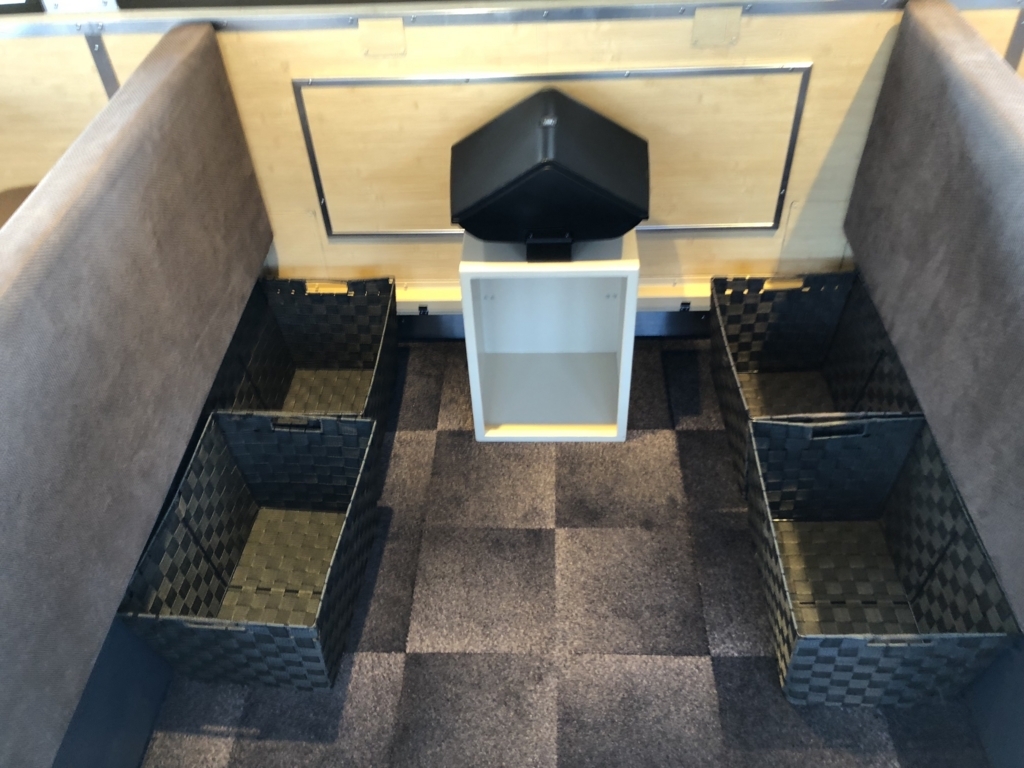 西武鉄道『西武 旅するレストラン「52席の至福」』客車 荷物置き場