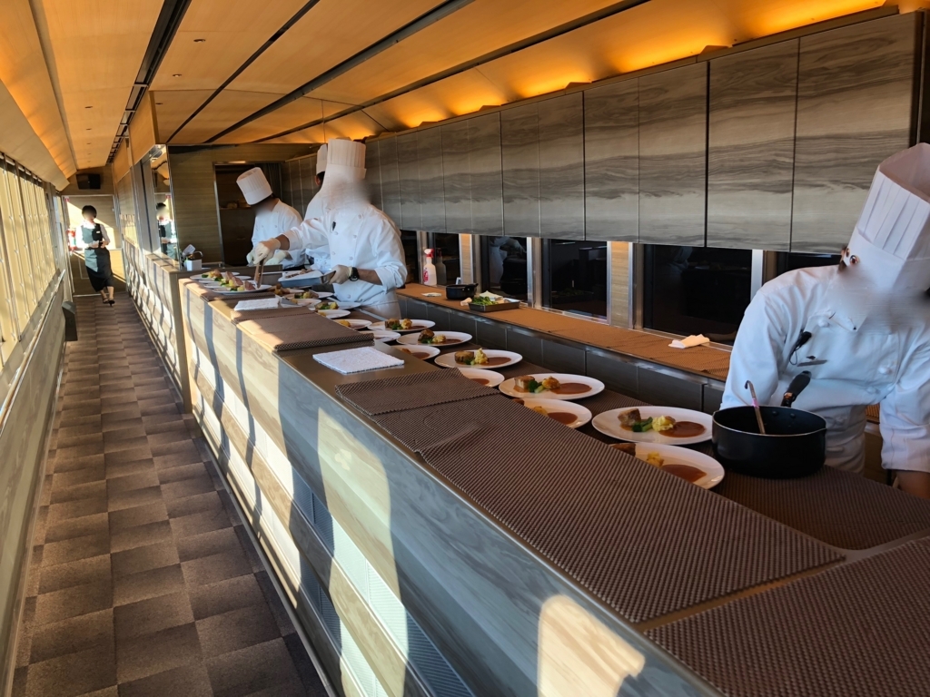 西武鉄道『西武 旅するレストラン「52席の至福」』3両目 車内 キッチンカー