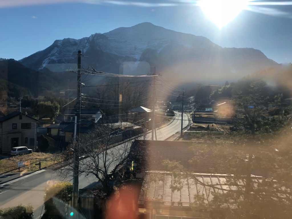 西武鉄道『西武 旅するレストラン「52席の至福」』車窓 秩父 逆光...