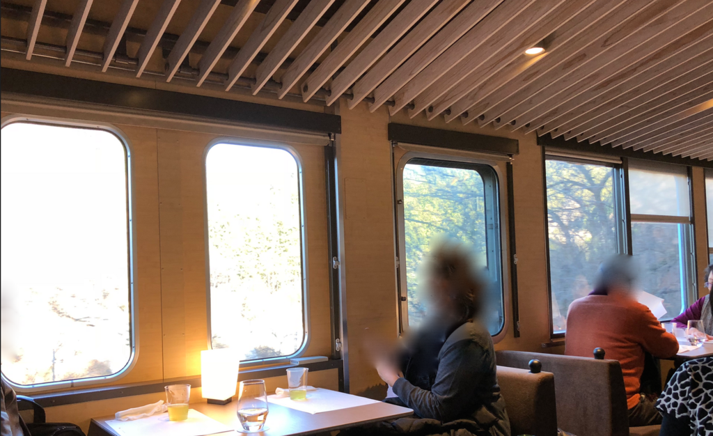 西武鉄道『西武 旅するレストラン「52席の至福」』客車 4両目 端テーブルの窓