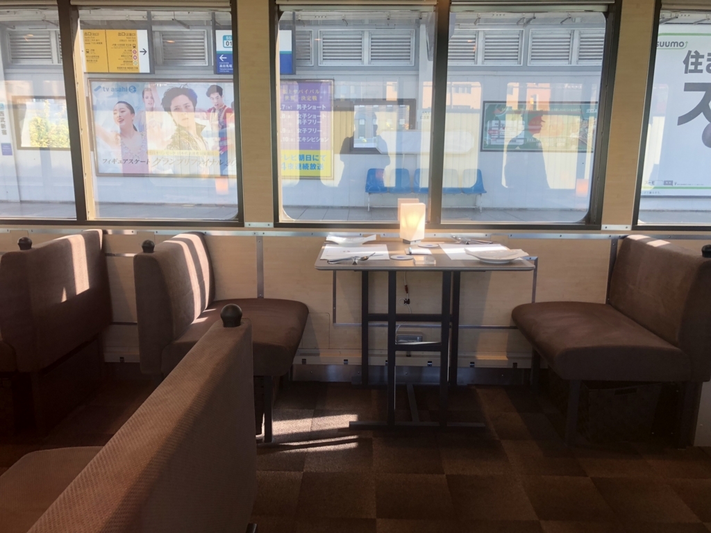 西武鉄道『西武 旅するレストラン「52席の至福」』客車 4両目 通常テーブル 窓