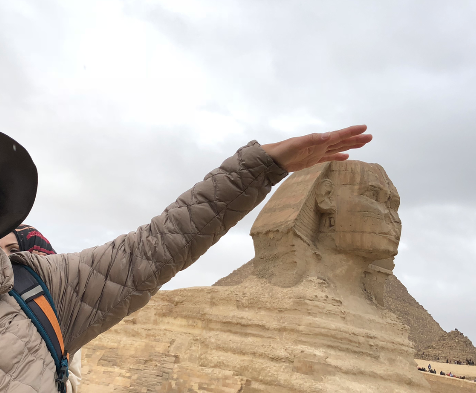 エジプト ギザの大スフィンクスをナデナデ