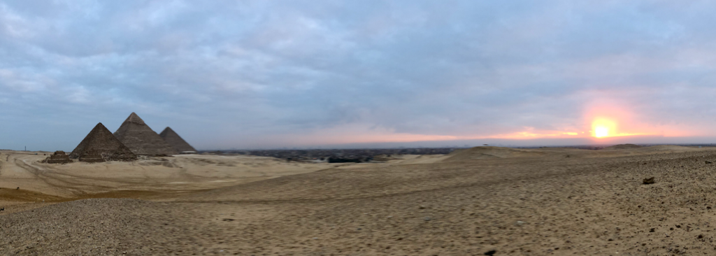 エジプト ギザ 三大　ピラミッド と 朝日