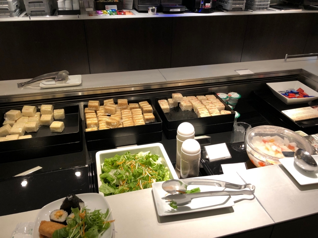 成田空港 国際線 第一ターミナル ANA ラウンジ サンドイッチ、サラダ、フルーツポンチ、チョコレート 成田空港 国際線 第一ターミナル ANA ラウンジ サンドイッチ、サラダ、フルーツポンチ、チョコレート