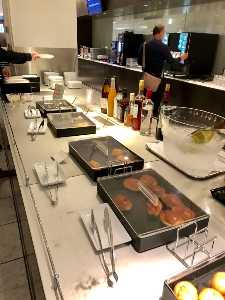 成田空港 国際線 第一ターミナル ANA ラウンジ おにぎり、パン等 成田空港 国際線 第一ターミナル ANA ラウンジ おにぎり、パン等