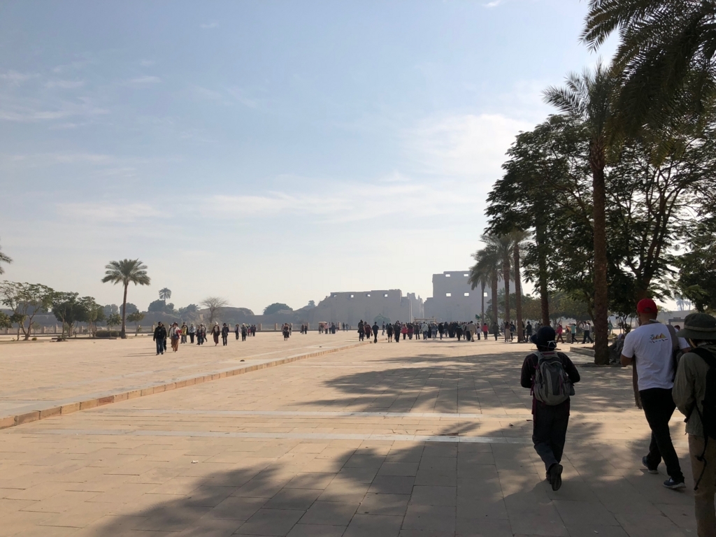 エジプト ルクソール カルナック神殿 までの広場