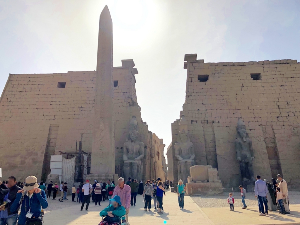 エジプト ルクソール東岸 ルクソール神殿 入り口 第一塔門