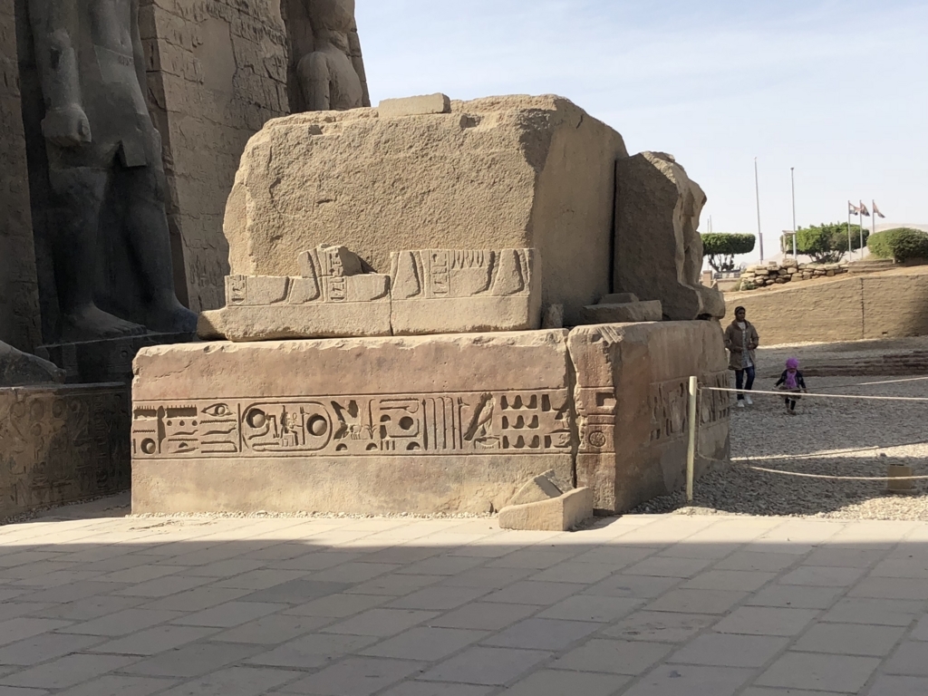 エジプト ルクソール東岸 ルクソール神殿 第一塔門 持ち去られたオベリスクの土台