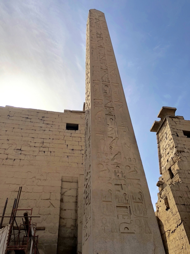 エジプト ルクソール東岸 ルクソール神殿 第一塔門 残ったオベリスク