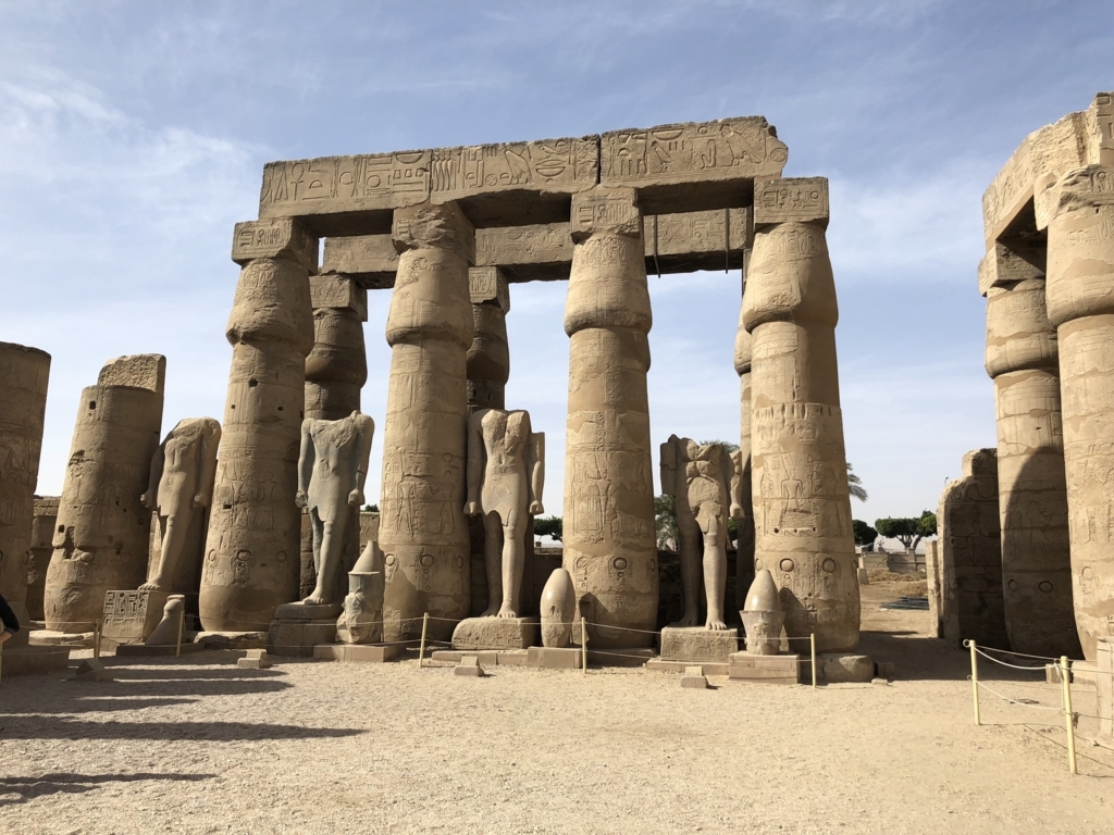 エジプト ルクソール東岸 ルクソール神殿 第一中庭 頭が落ちた像