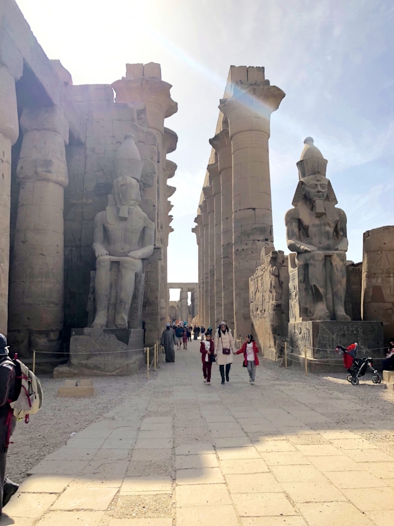 エジプト ルクソール東岸 ルクソール神殿 第２塔門前 ラムセス坐像