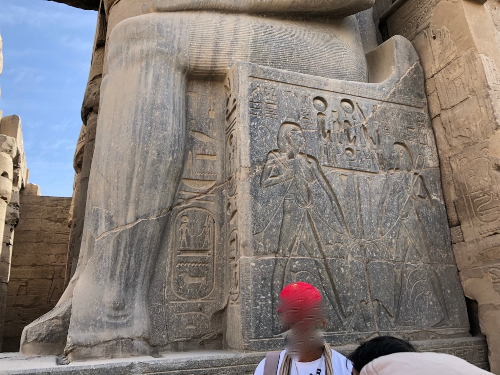 エジプト ルクソール東岸 ルクソール神殿 第２塔門前 ラムセス坐像 上下エジプトの統一図のレリーフ