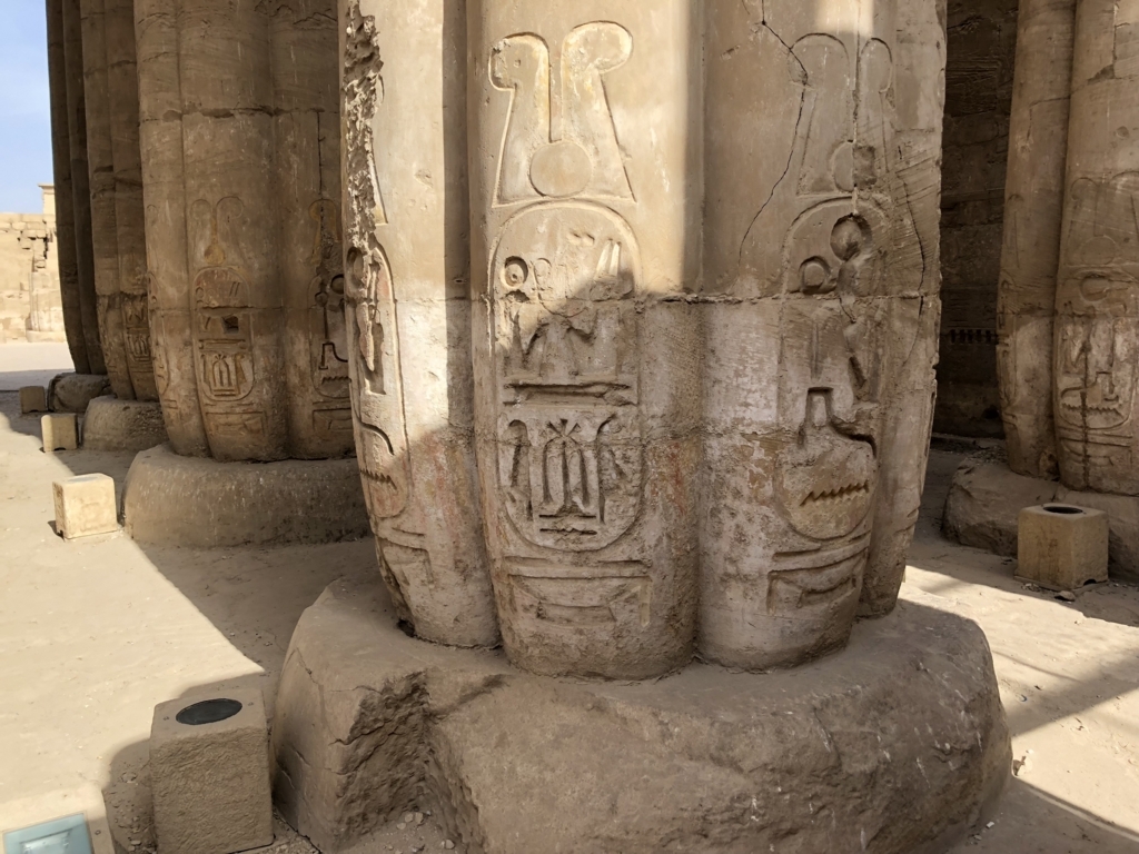 エジプト ルクソール東岸 ルクソール神殿 太陽の中庭 柱のレリーフ