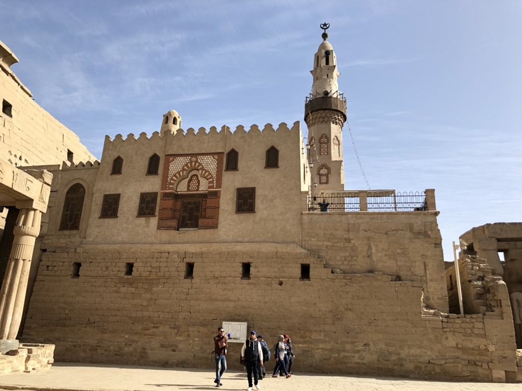 エジプト ルクソール東岸 ルクソール神殿 今も使われているモスク