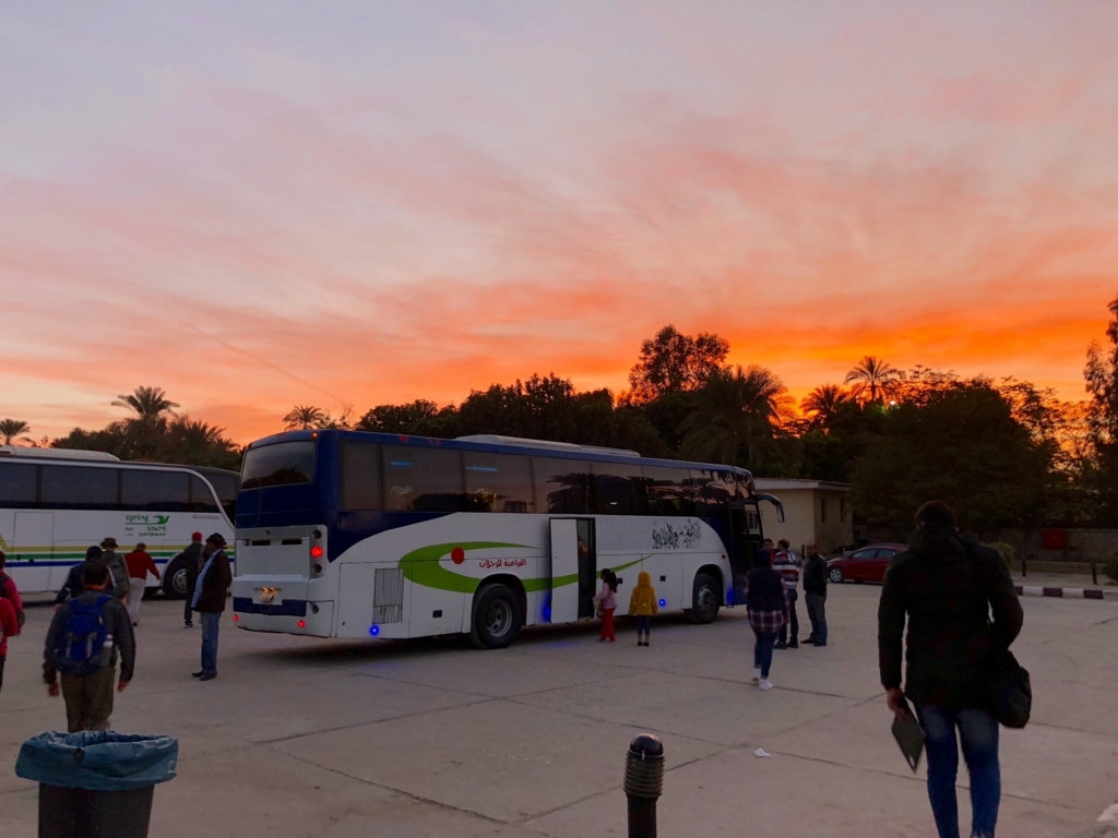 エジプト ルクソール 西岸 観光へ出発 朝焼け エジプト ルクソール 西岸 観光へ出発 朝焼け