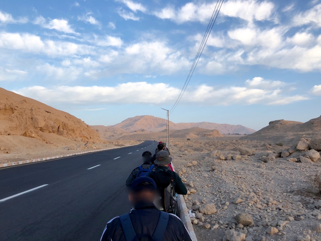 エジプト ルクソール 西岸 王家の谷へ ウォーキング中 エジプト ルクソール 西岸 王家の谷へ ウォーキング中