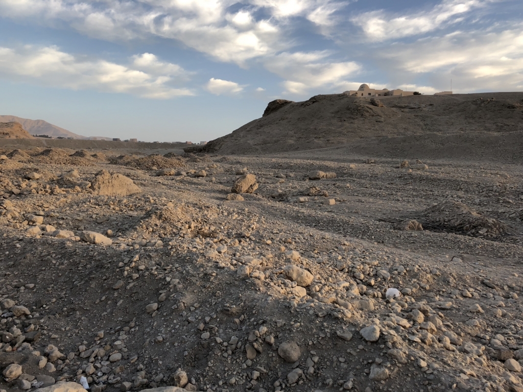 エジプト ルクソール 西岸 向こうにワセダハウス エジプト ルクソール 西岸 向こうにワセダハウス