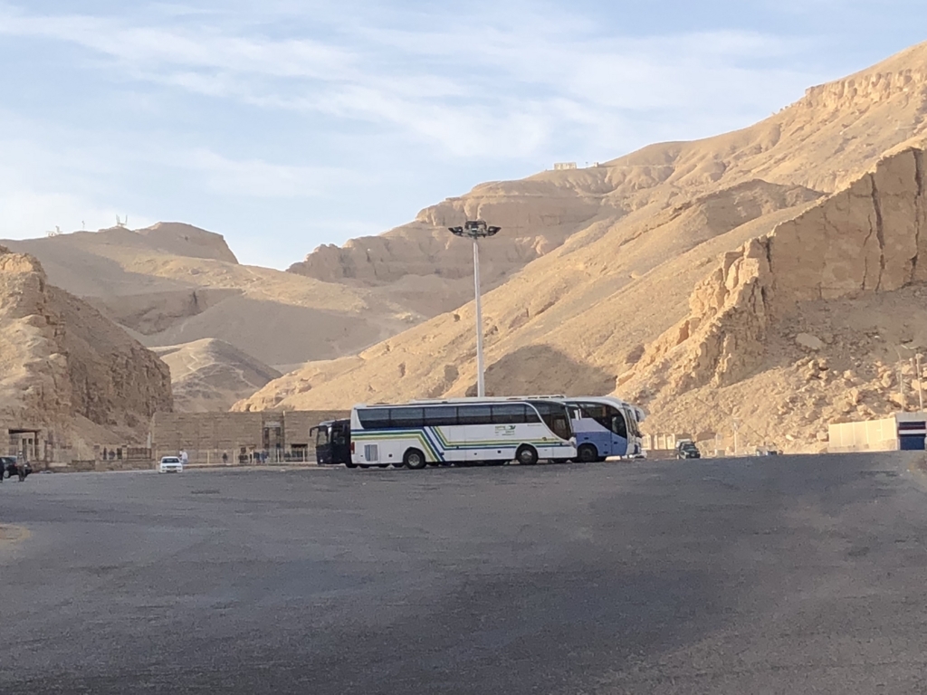 エジプト ルクソール 西岸 王家の谷へ ウォーキング 駐車場 エジプト ルクソール 西岸 王家の谷へ ウォーキング 駐車場