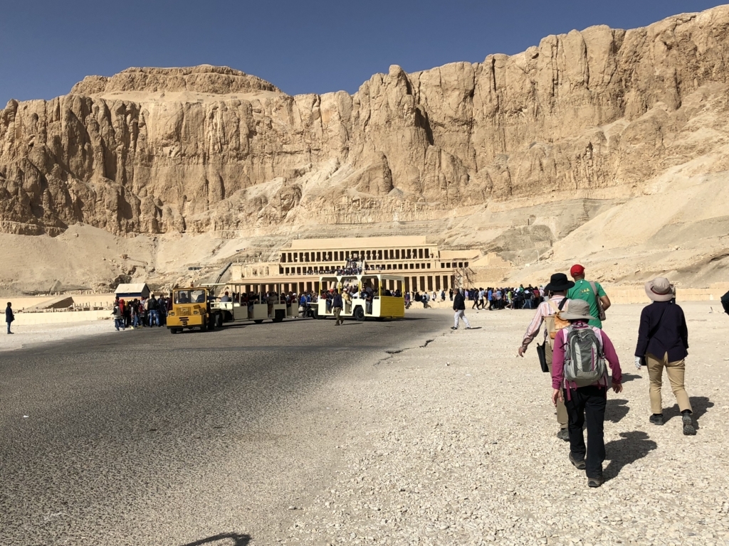 エジプト ルクソール 西岸 ハトシェプスト女王葬祭殿へ エジプト ルクソール 西岸 ハトシェプスト女王葬祭殿へ