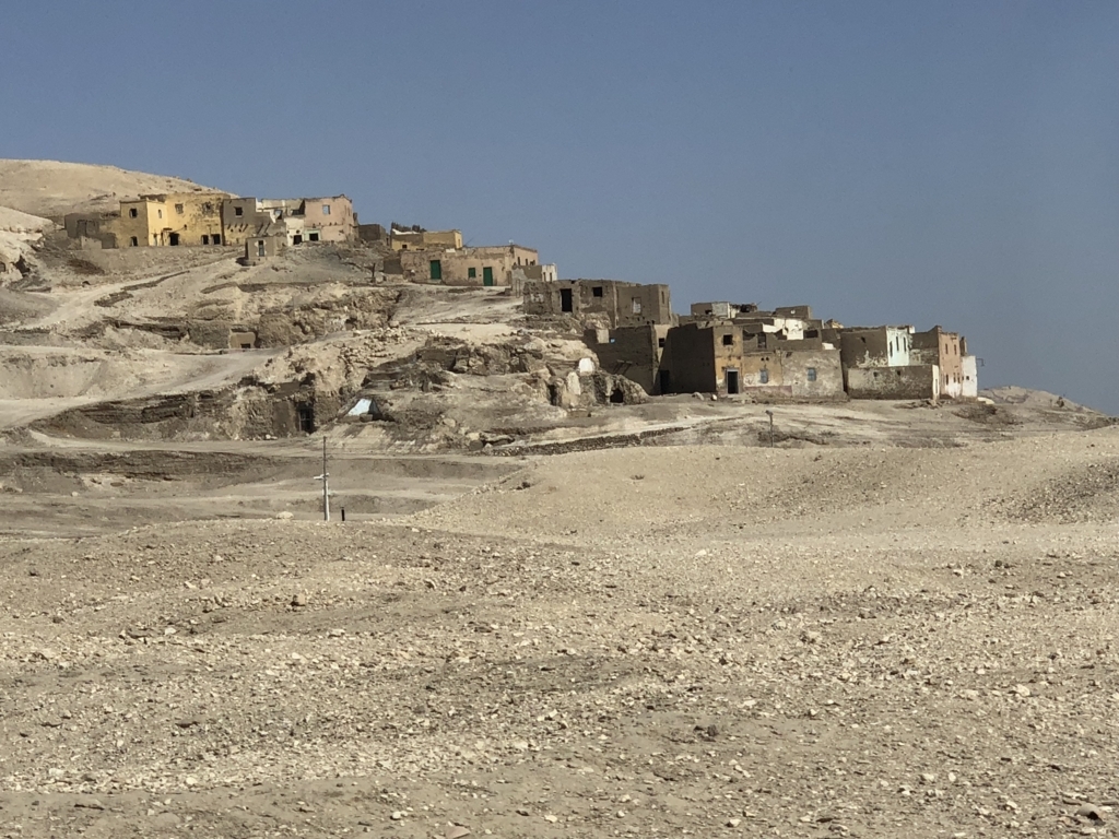 エジプト ルクソール 西岸 クルナ村 敷地には遺跡 エジプト ルクソール 西岸 クルナ村 敷地には遺跡